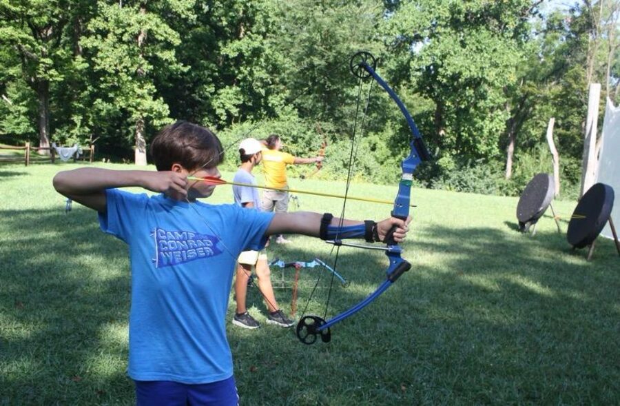 Un campamento americano puede incluir propuestas tan variadas como senderismo, escalada, tiro con arco, camping y educación ambiental entre otras actividades