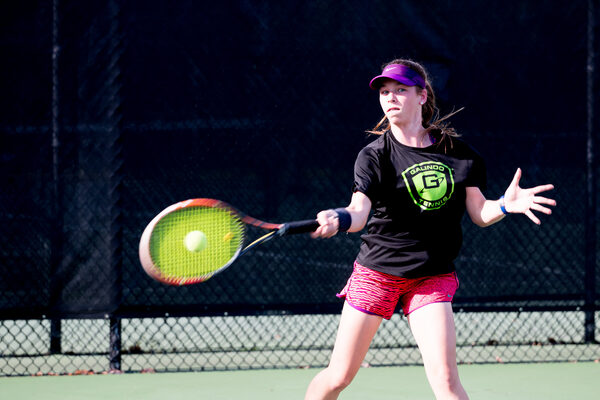 Campus de tenis de verano en Lakeland, Florida, con entrenamiento diario de competición de 3 horas, preparación física, programa flexible de 2 a 6 semanas y alojamiento con familias del Club de Tenis.
